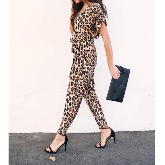 Pants - ✨HP✨Leopard print jumpsuit